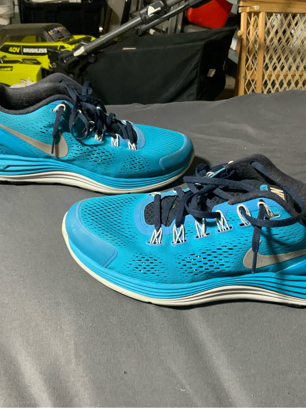 Nike Men's Teal Athletic Running Shoes with Silver Swoosh
